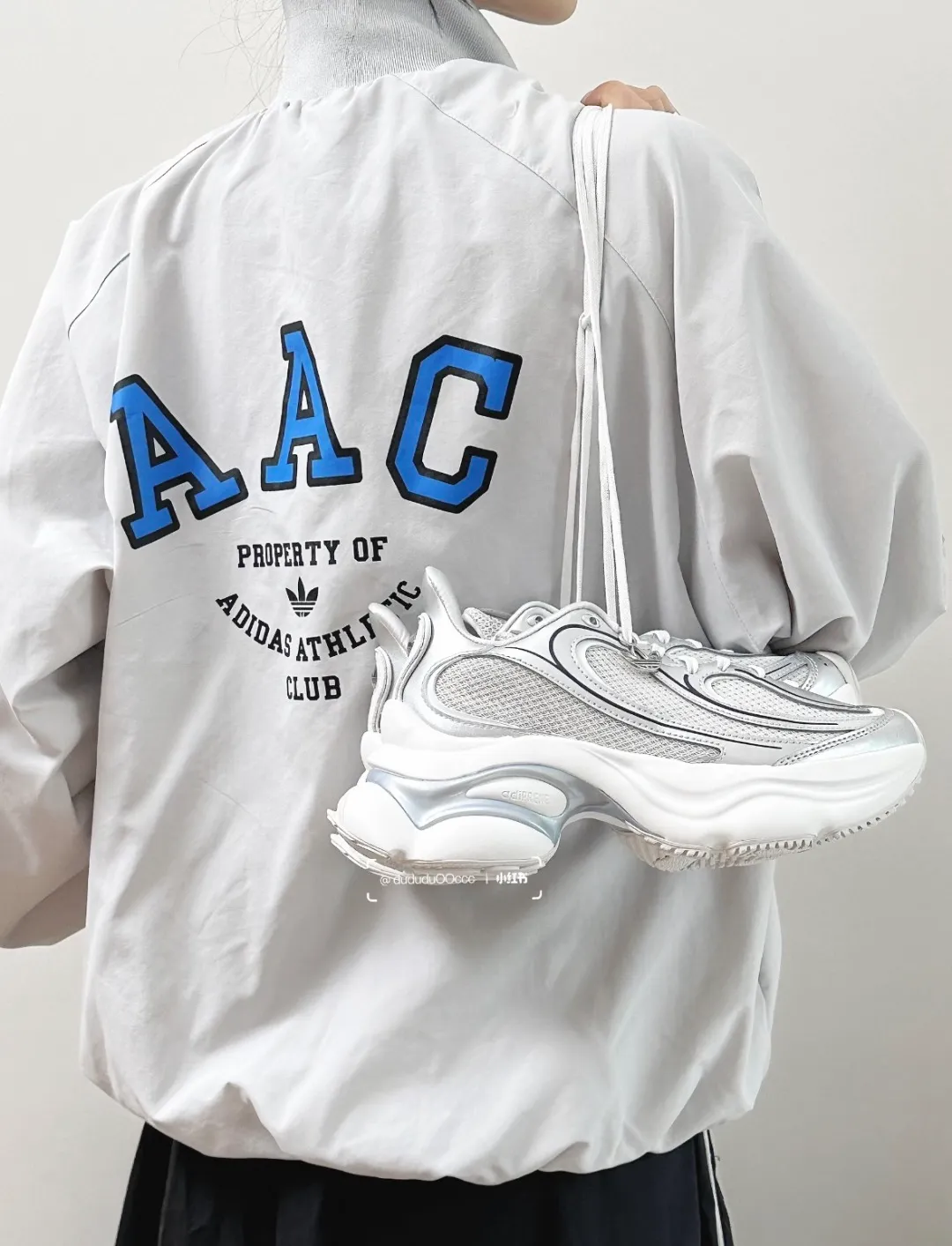 No watermark upper body renderings📝𝟭𝟬𝟴𝟲𝟯#Exclusive real shot/difference between various stolen pictures and online version on the market [𝗔𝗱𝗶𝗱𝗮𝘀Adidas Clover Stand Collar Jacket] Same Style Couple Men's and Women's Jacket! Windbreaker, loose-fit jacket, youth coat, loose-fit college style, easy to control) ✅Adidas/Adidas clover men's jacket, women's coat, loose-fit jacket, spring and summer three-stripe stand-up collar men's and women's Same Style couple's jacket, sales have been leading! ! Ningbo Shenzhou provides fabrics, one-to-one customization! ✅Adidas Classic three-stripe splicing design is used on both sides of the chest. The main Adidas Classic logo is printed on the chest. The fabric is made of micro-nano anti-UV fabric, which is light, comfortable, Breathable and easy to carry. The interior is lined with mesh cotton and the texture is very good. In fact, it can be worn in all three seasons: spring, summer and autumn! ! And don’t worry about the quality, this batch of goods is obtained through special channels, exclusively for the official website! ! Recommend with confidence, sell with confidence! A product with basically zero after-sales service! ! ❤️ins/ / Hot Sale sun protection clothing, oversize, unisex style, loose Versatile, can be worn by boys and girls, better paired with couple outfits, super Versatile, in the hot summer, paired with such a skin clothing, the upper body is comfortable and cool, while maintaining comfort and fashion sense. ✅Complete three standards! Perfect Quality! Size: 𝗦-𝗫𝗫𝗟 (loose fit) Color: Gray